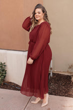 Load image into Gallery viewer, Simple And Pleated Dress in Rust