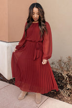 Load image into Gallery viewer, Simple And Pleated Dress in Rust