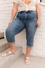 Load image into Gallery viewer, Suzie Mid-Rise Cuffed Capris